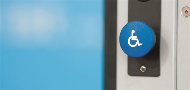 lauer Button für Rollstuhlfahrer, um eine fahrende Tür anzuhalten oder Hilfe zu rufen. 