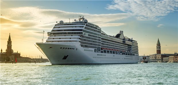 Wer seine Urlaubsreise auf dem Kreuzfahrtschiff wegen einer Coronainfektion nicht antreten kann, bekommt das Geld nicht immer erstattet. Etwa die Hälfte der Anbieter schließt Pandemien als Rücktrittsgrund aus.