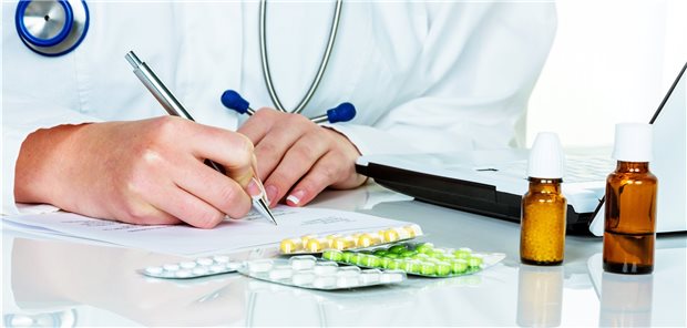 Wer serotonerge Medikamente verschreibt, sollte bei Patienten auf Zeichen eines Serotoninsyndroms achten. Neben diversen körperlichen Symptomen sind auch psychische Auffälligkeiten möglich.