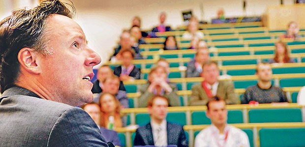 Wer sich fortbildet, lebt stressfreier. Denn die Sanktionen, die Fortbildungsmuffel treffen, können empfindlich schmerzen. Sie reichen von Geldbußen und Disziplinarverfahren über Honorarkürzung bis hin zu zeitweisem Zulassungsentzug.