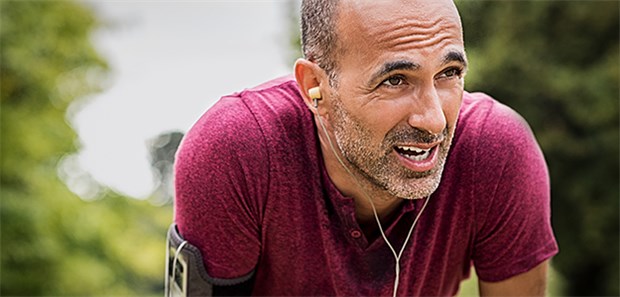 Gibt es einen Placebo-Effekt beim Sport? Wer sich für sportlich hält, empfindet Sport als weniger anstrengend, so Freiburger Forscher – den anderen kann das passende Shirt helfen.