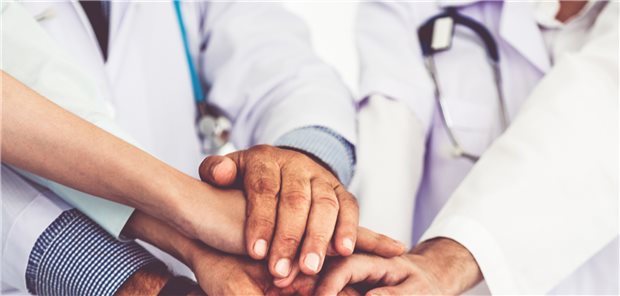 Wer sich im Praxisteam gegenseitig wertschätzt, kann viele potenzielle Stolperfallen im Versorgungsalltag umgehen und zur vollen Zufriedenheit der Patienten performen.