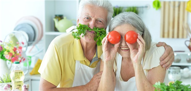 Wer sich mit 50 Jahren unter anderem gesund ernährt, lebt bis zu zehn Jahre länger ohne Krebs, Diabetes und Herzkreislauf-Krankheiten. 