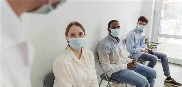 Geldbußen für Maskenverweigerer sind rechtens Wer sich weigert, in der Arztpraxis eine Maske aufzusetzen, muss mit einer Geldbuße rechnen. Das hat nun auch offiziell der Europäische Gerichtshof für Menschenrechte bestätigt.