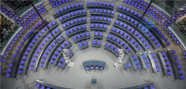 Blick in das Plenum des Bundestags. Die Fraktionen der SPD und Unions-Parteien haben sich auf ein Datum für die Neuwahl des Bundestags geeinigt. Am 23. Februar 2025 soll gewählt werden.
