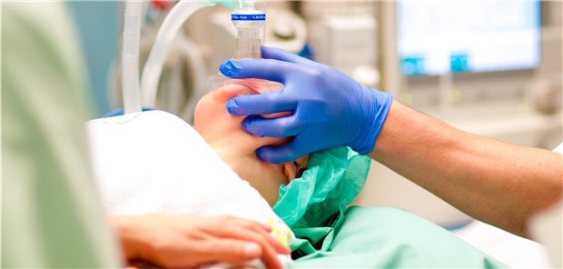 Wer soll die knappen Beatmungsgeräte erhalten? Triage erfordert normative Entscheidungen – die in europäischen Ländern durchaus unterschiedlich ausfallen.