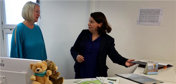 Wer soll in den Gesundheitskiosken beraten, wer soll sie führen? Darüber wird für das GVSG derzeit gestritten, während etwa im August ein Gesundheitskiosk in Neubrandenburg eröffnet wurde. Im Bild: Gemeindeschwester Regina Göretzlehner (links) mit Stefanie Drese (SPD), Gesundheitsministerin in Mecklenburg-Vorpommern.