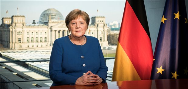 Merkel an Ärzte und Pflegekräfte: „Was Sie leisten, ist gewaltig!“ „Wer unnötige Begegnungen vermeidet, hilft allen, die sich in den Krankenhäusern um täglich mehr Fälle kümmern müssen“, appelliert Bundeskanzlerin Angela Merkel.