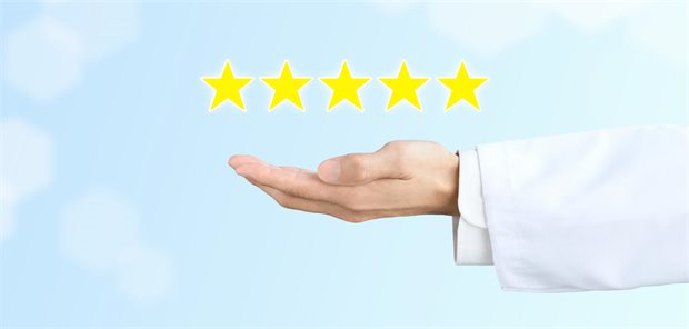 Fünf Sterne schweben über der Hand eines Arztes