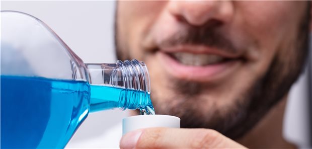 Wer vor einem operativen Eingriff Mundhygiene mit Chlorhexidin betreibt, schützt sich offenbar vor postoperativen Pneumonien. Darauf deutet die Analyse von sieben randomisierten kontrollierten Studien sowie mehreren Beobachtungsstudien.