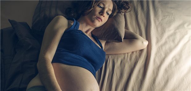 Schwangere mit düsterem Blick