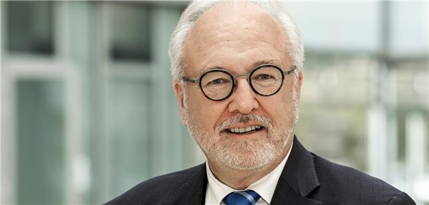 „Wer will den Weg in die Niederlassung wagen, wenn Bundespolitik und Kassen mit ihrer Gesetzgebung und ihren Verlautbarungen nicht die leiseste Wertschätzung gegenüber der ambulanten Versorgung zum Ausdruck bringen?“,fragt ÄKNo-Präsident Rudolf Henke.