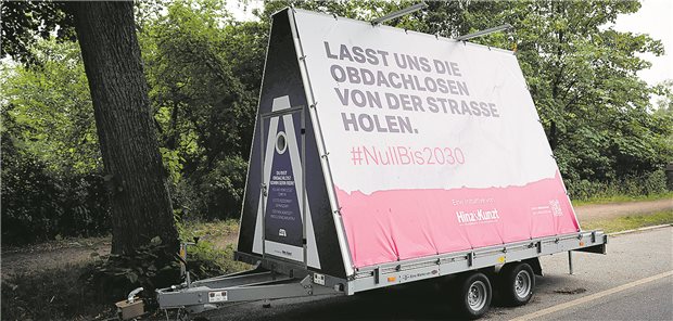 Minihäuser bieten Obdachlosen einen geschützten Schlafplatz Werbeanhänger und Dach über dem Kopf.