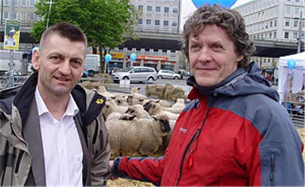 Marketing für 73b-Verträge - Hausärzte als Schäfer Werben für Hausarztverträge: Günther Egidi (Hausarzt in Bremen, re) und Stefan Lummer (Deutscher Hausärzteverband, Berlin). © cben