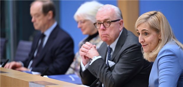 Werben für ein tragfähiges Public-Health-System: Bundesgesundheitsministerin Nina Warken (r.) und BÄK-Chef Dr. Klaus Reinhardt (M).