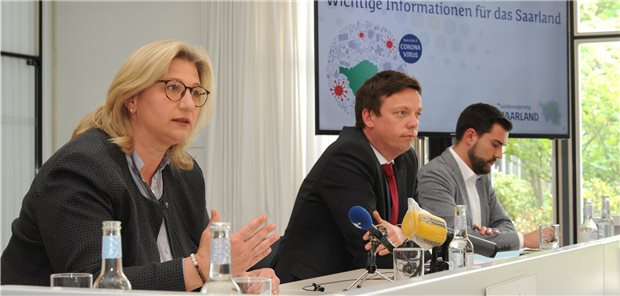 Saarland wirbt für mehr repräsentative Tests und objektivierbare Maßstäbe Werben für mehr Tests auf COVID-19: Saarlands Ministerpräsident Tobias Hans (CDU, in der Bildmitte) und Wirtschaftsministerministerin Anke Rehlinger (SPD).