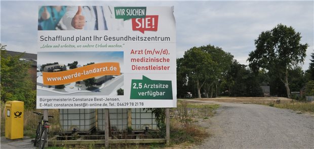 Werbung an der Ortsdurchfahrt: Mit diesem Schild macht Schafflund auf das Gesundheitszentrum und die weitere Suche nach Landärzten aufmerksam.