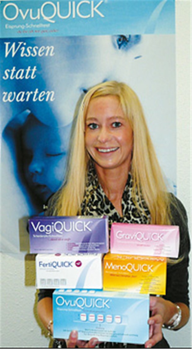 Mit Schnelltests Fertilität zu Hause bestimmen Werbung für Schnelltests: Marketingleiterin Lisa Jüngst (28) mit den verschiedenen Tests von Nanorepro.