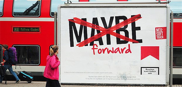 Neuer Anlauf für Verbot der Tabak-Außenwerbung Werbung für Zigaretten auf einer großen Fläche am Bahnhof: Geht es nach der Bundesdrogenbeauftragten, soll das künftig verboten werden.
