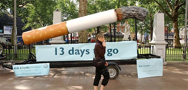 Der Feldzug britischer Ärzte gegen den Tabak Werbung für das Rauchverbot anno 2007: Damals trat am 1. Juli der Kippenbann in öffentlichen Gebäuden in Kraft. Das Foto wurde 13 Tage zuvor aufgenommen.