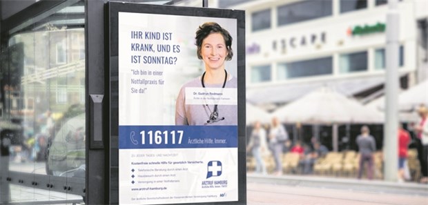 Werbung für den Arztruf Hamburg an einer Haltestelle im Stadtgebiet.