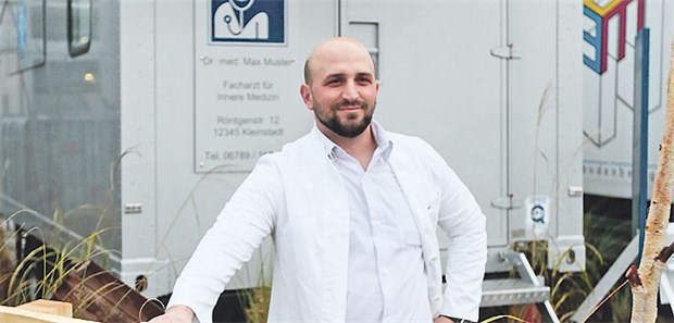 Der Renner oder doch nur Ärger? Werbung mit Arztmodel: Der Anbieter Zeppelin Mobile Systeme suchte auf der Medica Interessenten für seine mobile Arztpraxis.