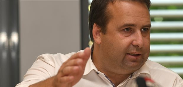 Jung: Corona-Impfpflicht für Pflegekräfte jetzt umsetzen! Werde das Gesetz zur einrichtungsbezogenen Impfpflicht jetzt nicht konsequent umgesetzt, „wäre dies ein totaler Glaubwürdigkeitsverlust“ – das sagt der Gesundheitsminister des Saarlands, Dr. Magnus Jung.
