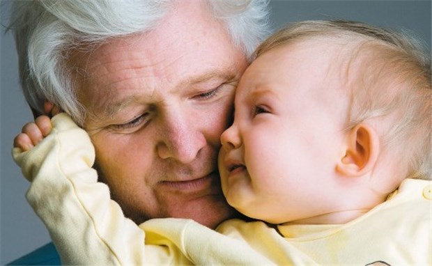 Pneumokokken-Kinderimpfung schützt offenbar auch Erwachsene Werden Babys gegen Pneumokokken geimpft, sinken Erkrankungszahlen auch bei alten Menschen.