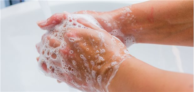Handhygiene ohne Ekzem – Hautärzte raten zu Desinfektion statt Seife Werden Hände zu häufig mit Seife traktiert, drohen Ekzeme. Dermatologen empfehlen, mehr zu desinfizieren und anschließend mit Pflegeprodukten die Haut bei der Regeneration zu unterstützen.