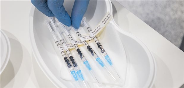Comirnaty – kommt die Zulassung für die sechste Impfdosis? Werden‘s bald sechs? Bislang können vom COVID-19-Impfstoff Comirnaty laut EMA offiziell nur fünf Impfdosen aus einem Fläschchen entnommen werden.