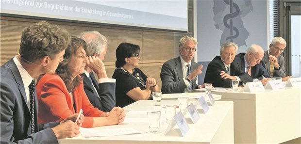 Gesundheitsweise wollen die Notfallversorgung aufmischen „Werkstattgespräch“ am Donnerstag (von links): Jonas Schreyögg, Marion Haubitz, Ferdinand Gerlach, Moderatorin Petra Schwarz, Andreas Gassen, Georg Baum, Johann-Magnus von Stackelberg und André Gries.