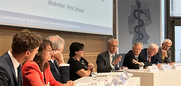 Praxen sollen auch am Wochenende parat stehen Werkstattgespräch des Sachverständigenrats: (v.l.) Prof. Jonas Schreyögg, Prof. Marion Haubitz, Prof. Ferdinand Gerlach, Petra Schwarz (Moderatorin), Dr. Andreas Gassen, Georg Baum, Johann-Magnus von Stackelberg, Prof. André Gries (Intensivmediziner) © HL