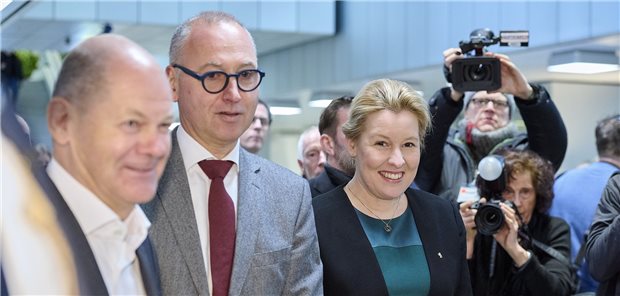 Werner Baumann Anfang Februar mit Berliner Polit-Prominenz. Baumann gibt seinen Posten an der Bayer-Spitze Ende Mai vorzeitig ab. Nachfolger wird der einstige Roche-Pharmachef Bill Anderson.
