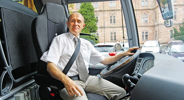 Vom Pillendreher zum Busfahrer Werner Henke ist stolz auf seinen modernen Bus - denn er hat ein Faible für Technik.