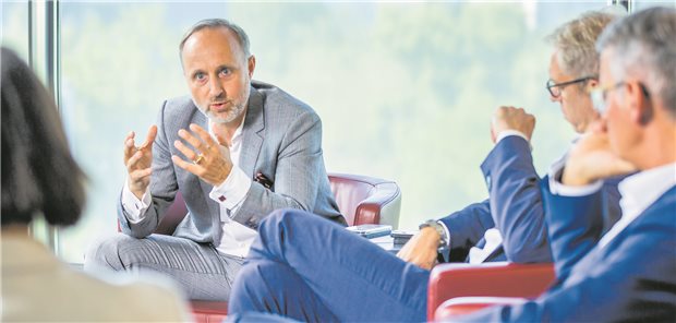 „Wertschätzender Dialog“: Die Vorstandsspitzen von Kassenärztlicher Bundesvereinigung und Deutscher Krankenhausgesellschaft erörterten Lösungen zur Notfallversorgung. Im Fokus: KBV-Vize Dr. Stephan Hofmeister.