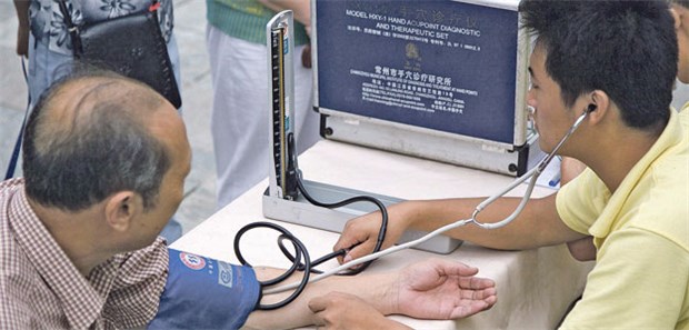 Medizin zwischen Tradition und Veränderung Westliche Medizin ist in China gefragt, die traditionelle chinesische Medizin aber bleibt präsent.