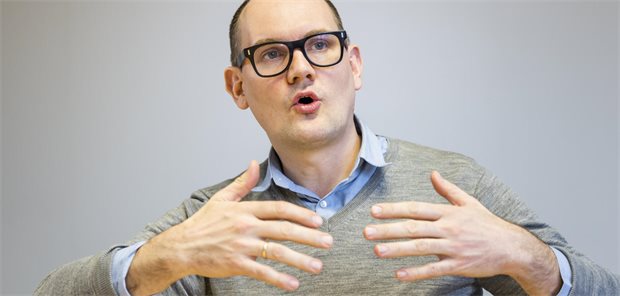 Das Bild zeigt den gesundheitspolitischen Sprecher der Frasktion Bündnis90/Die Grünen im Bundestag. Er gestikuliert.