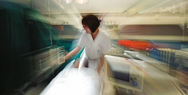 Hohe Gesundheitsbelastung? AOK Nordwest unterstützt Betriebe Wettlauf gegen die Uhr: Hektik und Stress bestimmen Arbeitsalltag in vielen Kliniken.