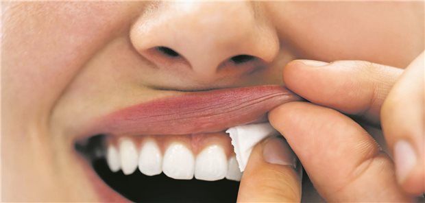 White Snus – Nikotinbeutel ohne braunen Tabak – gewinnt EU-weit immer mehr Anhänger. Die als rauchfrei propagierte Alternative zur Zigarette ist der EU-Kommission ein Dorn im Auge. Andrey Popov / PantherMedia / picture alliance