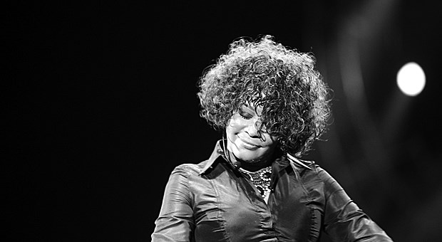 Whitney Houston starb im Drogenrausch Whitney Houston war herzkrank und nahm gleichzeitig Kokain. Die Kombination führte zum Kollaps und endete tödlich.