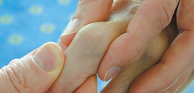 Wichtig für weitere Therapieentscheidungen: Wie geschwollen, wie schmerzhaft ist das Gelenk?