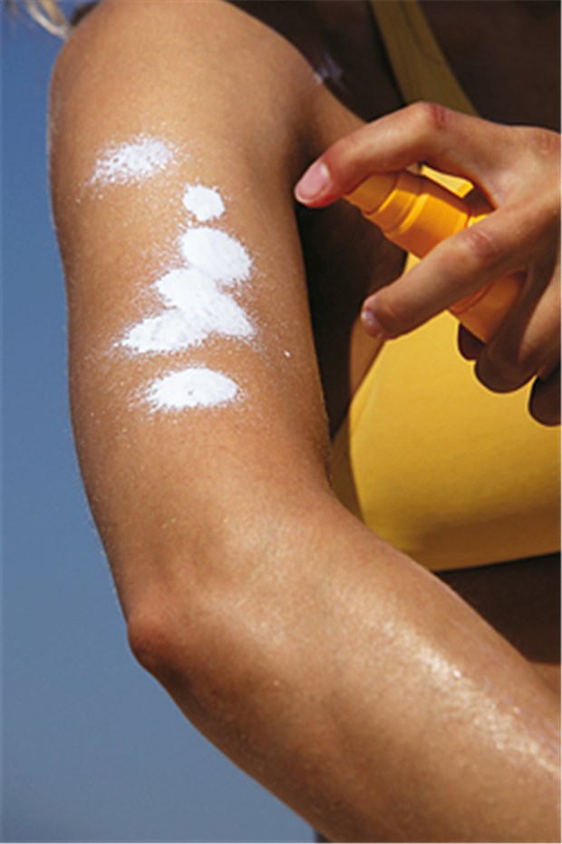 Beim Sonnenschutz klotzen, nicht kleckern! Wichtig ist, genug Sonnencreme aufzutragen.
