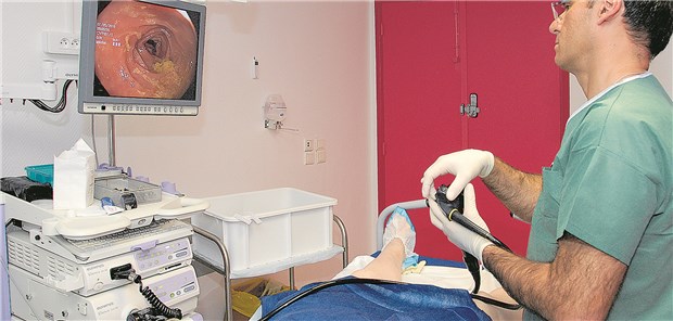 Wichtig nach Koloskopie: Die gründliche Reinigung und Desinfektion des Endoskops. 