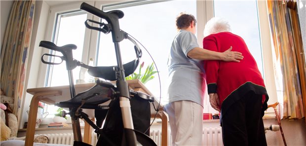 Wichtiger Bestandteil der Versorgung: Pflegehelferinnen und Pflegehelfer.