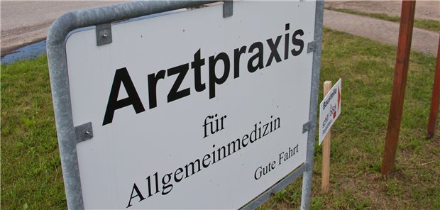 Gute Infrastruktur? Das Wichtigste ist der Hausarzt um die Ecke Praxisschild. Wichtiger als Schulen, Bildung und Internet ist die Zugänglichkeit zur hausärztlichen Versorgung, meinen Einwohner in Westfalen-Lippe.
