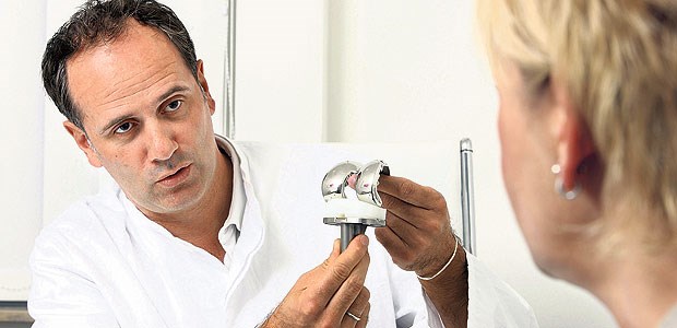 Endoprothesenregister startet 2014 bundesweit Wichtiges Aufklärungsgespräch: Knapp 400 000 Patienten erhalten jedes Jahr in Deutschland ein künstliches Knie- oder Hüftgelenk.