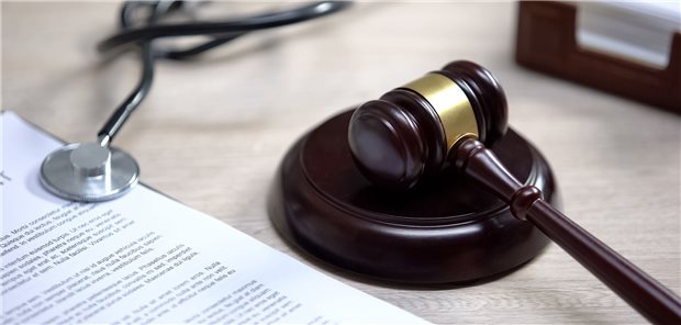 Wichtiges Urteil für Ärzte: Arbeitet eine Vertretung nicht freiberuflich genug, kann sie auch als Angestellter gelten.