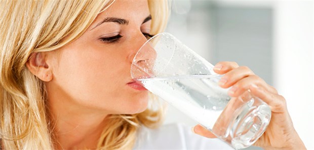 Trinken, Trinken! Wichtigste Empfehlung zur Steinprophylaxe ist nach wie vor das Trinken großer Mengen Flüssigkeit.