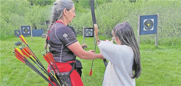 Ein Kind übt Bogenschießen