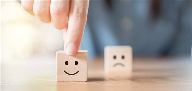 Ansicht zweier Bauklötze mit fröhlichem und traurigem Gesichtsausdruck. 